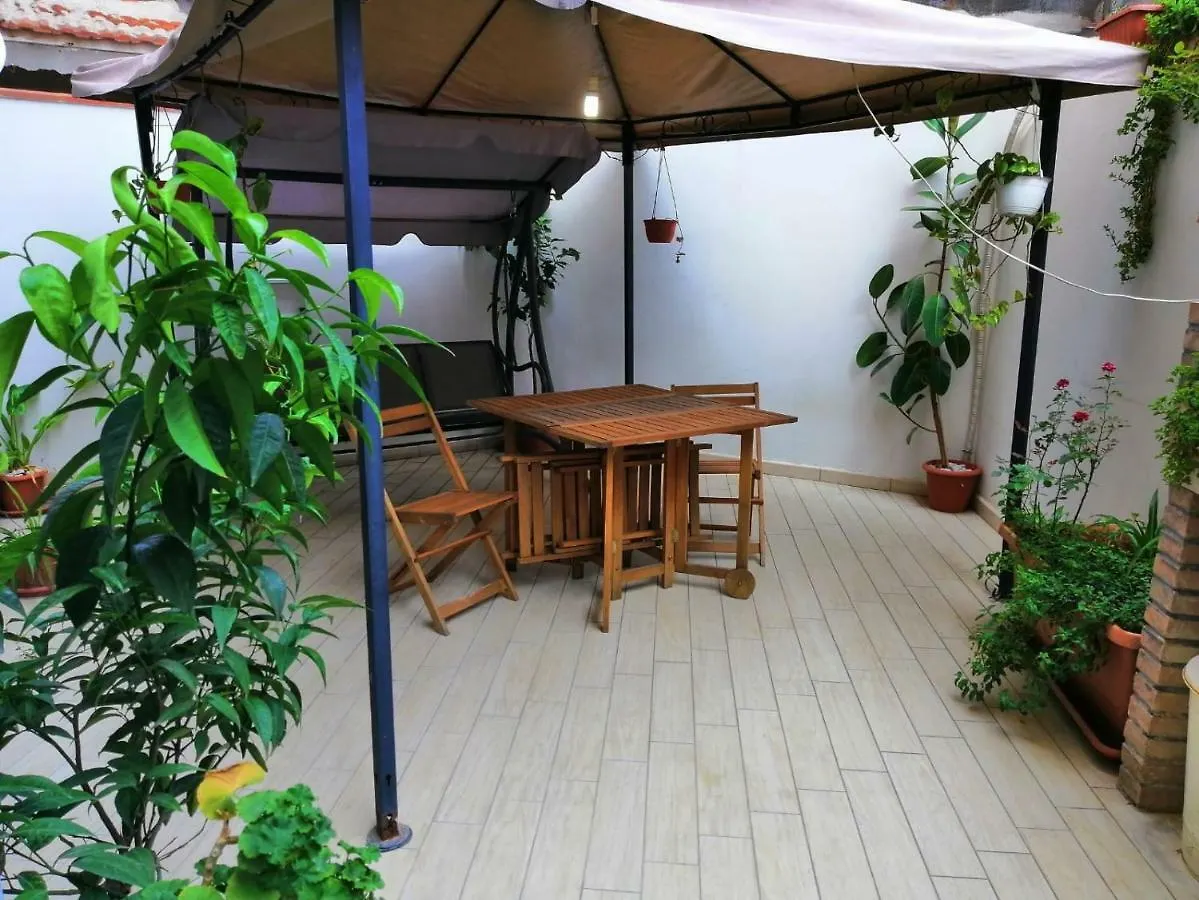Appartamento Casa di Carlo e Vale Aeroporto di Catania Fontana Rossa 0*,  Italia
